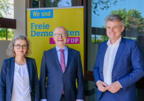 Viola Noack mit Michael Theurer (Mitte) und dem aktuellen FDP-Bundestagskandidaten Oliver Martin (Bild: Wolfgang Vogt)