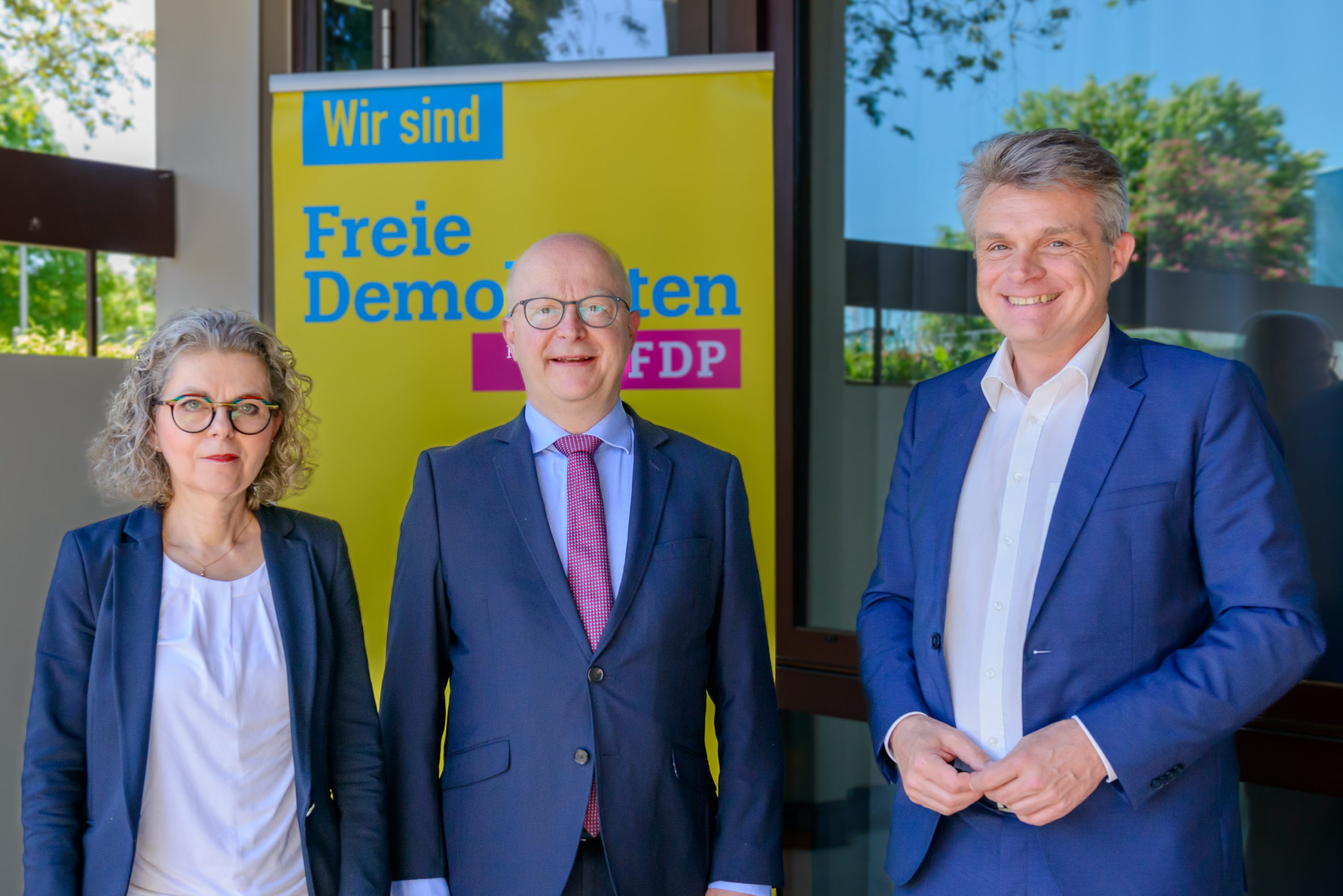 Viola Noack mit Michael Theurer (Mitte) und dem aktuellen FDP-Bundestagskandidaten Oliver Martin (Bild: Wolfgang Vogt)